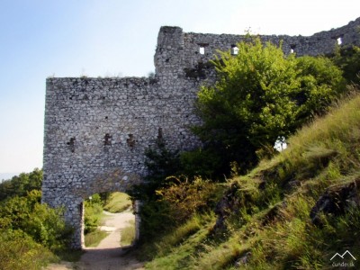 Čachtický hrad - vstupná časť
