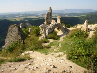 Čachtický hrad - palác a hlavná veža