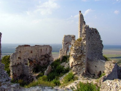 Plavecký Hrad - horný hrad, zvyšky paláca 